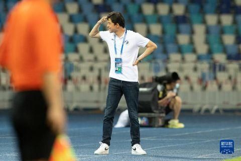 招待男